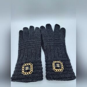 CHANEL Halloween Party Knit Gloves Black Wool CC Medallion New In Box